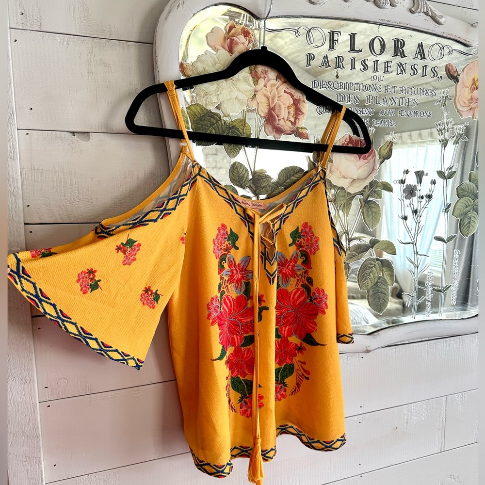 Flying Tomato off-the shoulder top